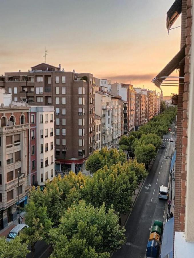 La Puerta Al Centro De Logrono Vino Crianza Y Desayuno Incluidos Appartamento Esterno foto